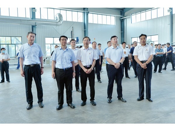 崔洪剛等領導視察觀摩魯泰建材裝配式裝修材料產業(yè)園